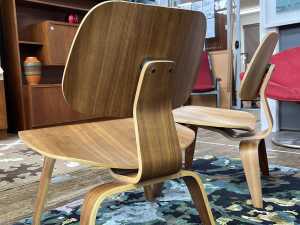 Pair of Eames LCW style chairs - 3