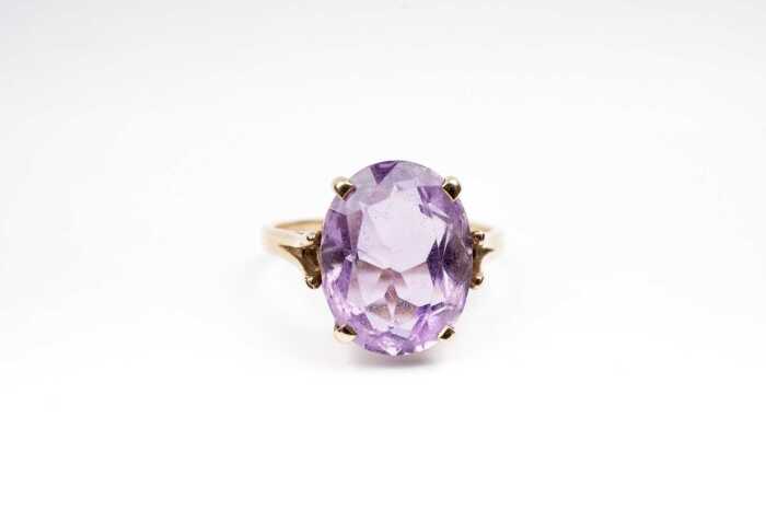 An amethyst ring in 9 carat yellow gold
