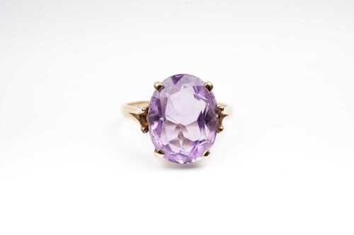An amethyst ring in 9 carat yellow gold