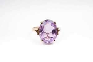 An amethyst ring in 9 carat yellow gold