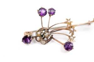 An antique amethyst and seed pearl brooch in 9 carat yellow gold - 2