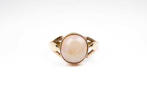 A vintage opal ring in 9 carat yellow gold