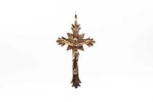 A crucifix in 9 carat yellow gold