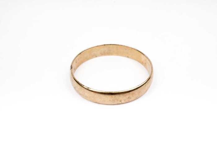 A wedding band in 9 carat yellow gold