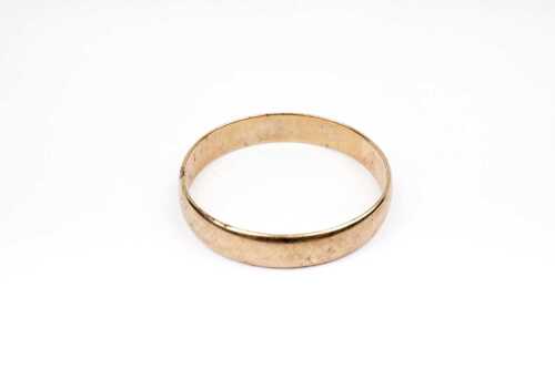 A wedding band in 9 carat yellow gold