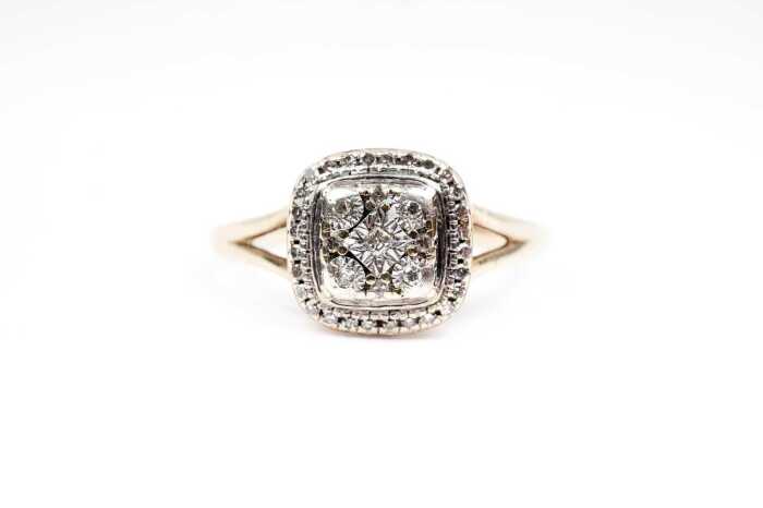 A diamond ring in 9 carat yellow gold