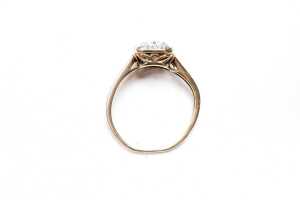 A diamond ring in 9 carat yellow gold - 4