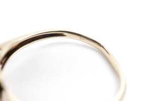A diamond ring in 9 carat yellow gold - 5