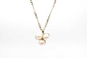 A pearl and diamond pendant and necklace in 9 carat yellow gold