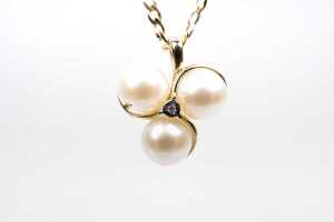 A pearl and diamond pendant and necklace in 9 carat yellow gold - 2