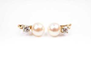 A pair pearl and cubic zirconia earrings in 18 carat yellow gold - 2