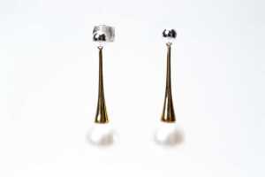 A pair of South Sea pearl drop earrings in 18 carat two tone gold - 2