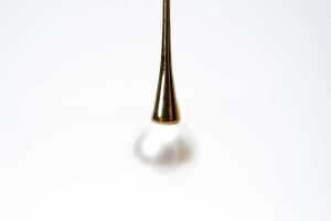 A pair of South Sea pearl drop earrings in 18 carat two tone gold - 3