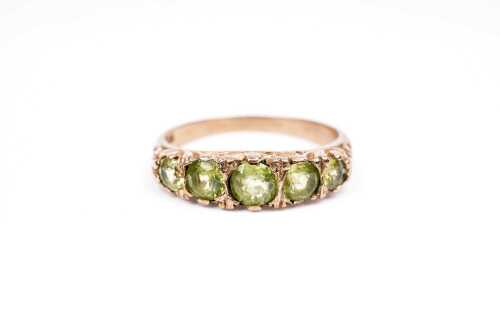 A peridot ring in 9 carat yellow gold