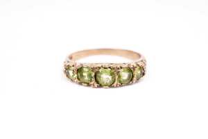 A peridot ring in 9 carat yellow gold