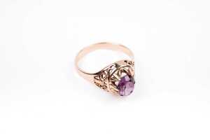 A synthetic purple sapphire ring in 14 carat rose gold. - 2