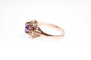 A synthetic purple sapphire ring in 14 carat rose gold. - 3
