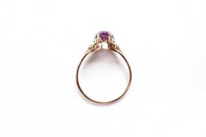 A synthetic purple sapphire ring in 14 carat rose gold. - 4