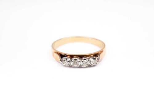 A vintage diamond ring in 18 carat yellow gold