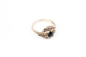 A sapphire and diamond ring in 9 carat yellow gold - 2