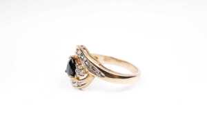 A sapphire and diamond ring in 9 carat yellow gold - 3