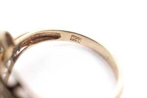 A sapphire and diamond ring in 9 carat yellow gold - 5