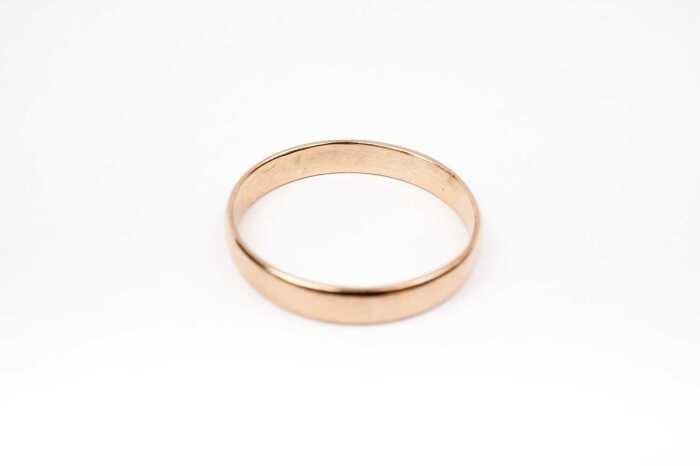 An antique wedding band in 15 carat yellow gold
