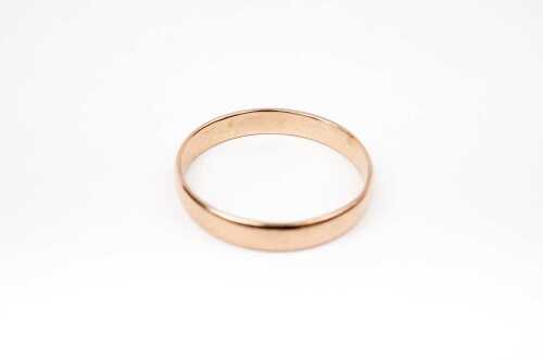 An antique wedding band in 15 carat yellow gold