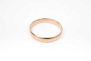 An antique wedding band in 15 carat yellow gold