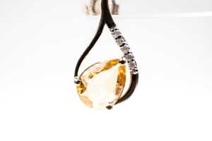 A pair of citrine and diamond earrings in 9 carat yellow gold - 2