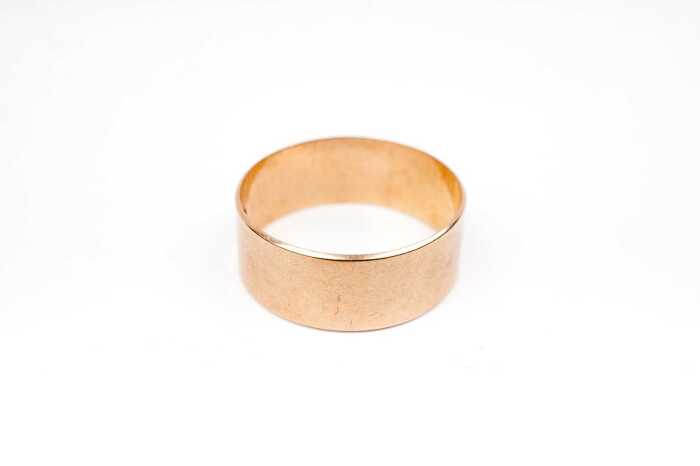 An antique wedding band in 15 carat yellow gold