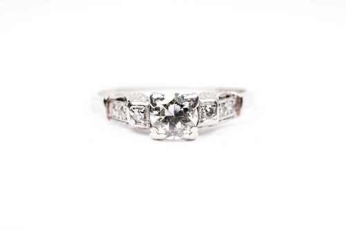 A vintage diamond ring in 18 carat white gold and platinum