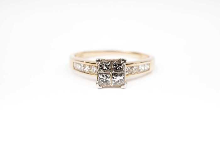 A diamond ring in 9 carat yellow gold
