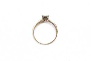 A diamond ring in 9 carat yellow gold - 4