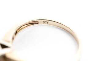 A diamond ring in 9 carat yellow gold - 5