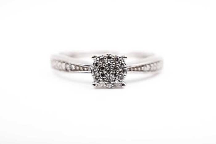 A diamond ring in 18 carat yellow gold