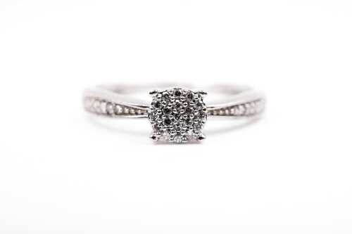 A diamond ring in 18 carat yellow gold