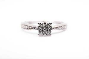 A diamond ring in 18 carat yellow gold