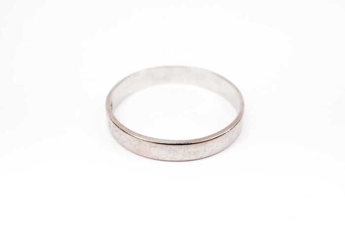 A wedding band in 18 carat white gold