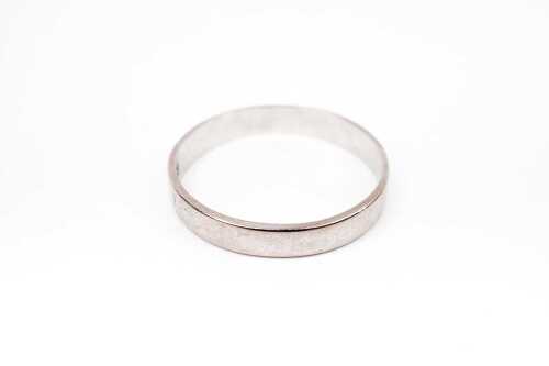 A wedding band in 18 carat white gold