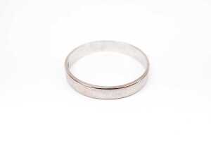 A wedding band in 18 carat white gold