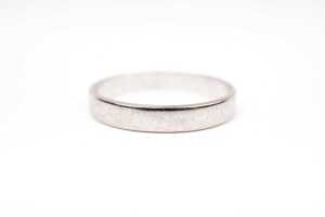 A wedding band in 18 carat white gold - 2