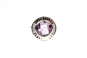 An amethyst and diamond ring in 9 carat yellow gold