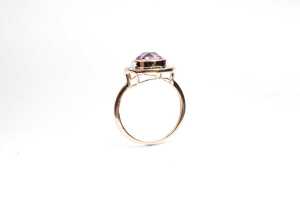 An amethyst and diamond ring in 9 carat yellow gold - 2