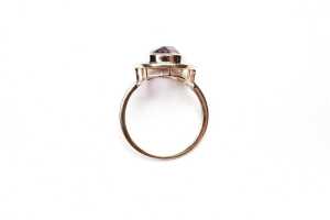 An amethyst and diamond ring in 9 carat yellow gold - 3