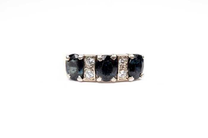 A sapphire and diamond ring in 18 cart yellow gold