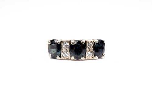 A sapphire and diamond ring in 18 cart yellow gold