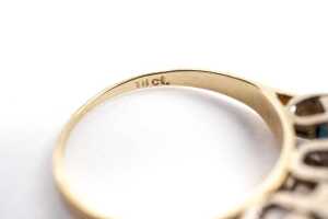 A sapphire and diamond ring in 18 cart yellow gold - 5