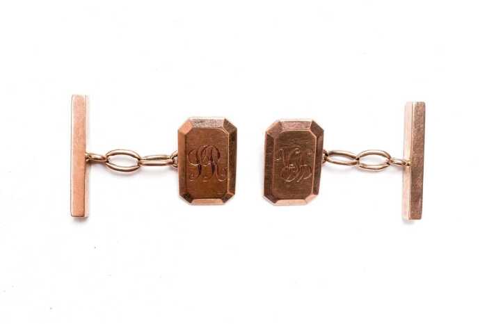 A pair of antique cufflinks in 9 carat yellow gold