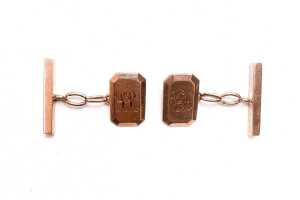 A pair of antique cufflinks in 9 carat yellow gold